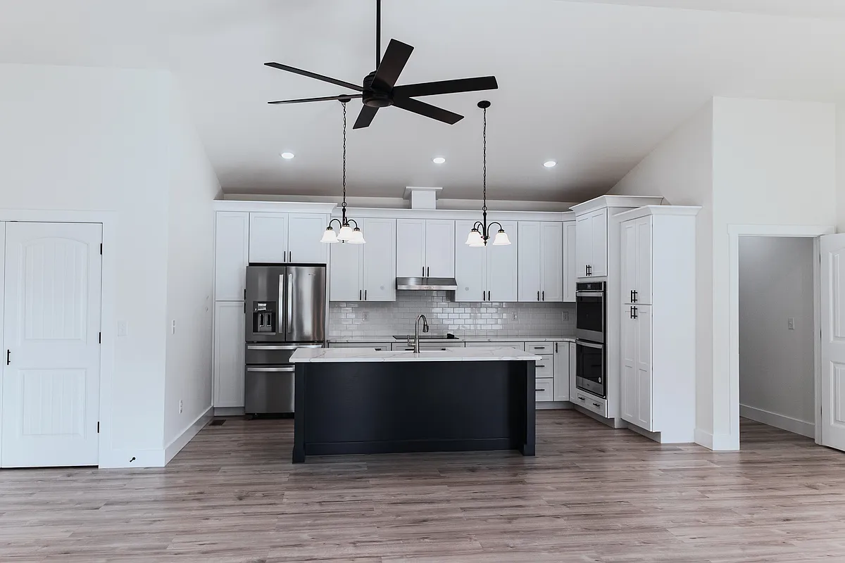 Building Photo - 162 Balsinger St #2