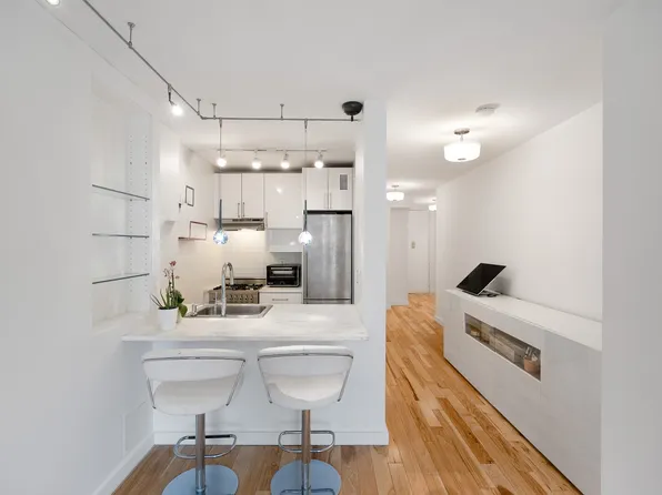 350 West 50th Street image 4 of 14