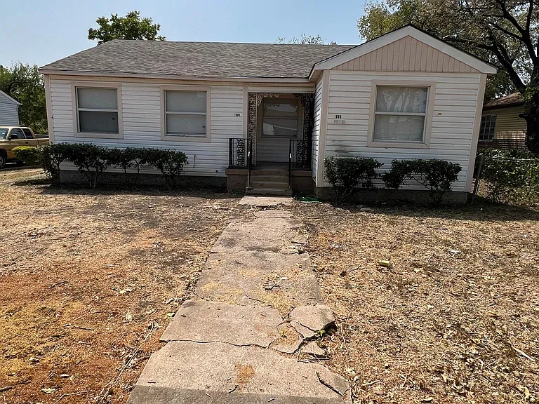 1906 Village Way — Photo 1