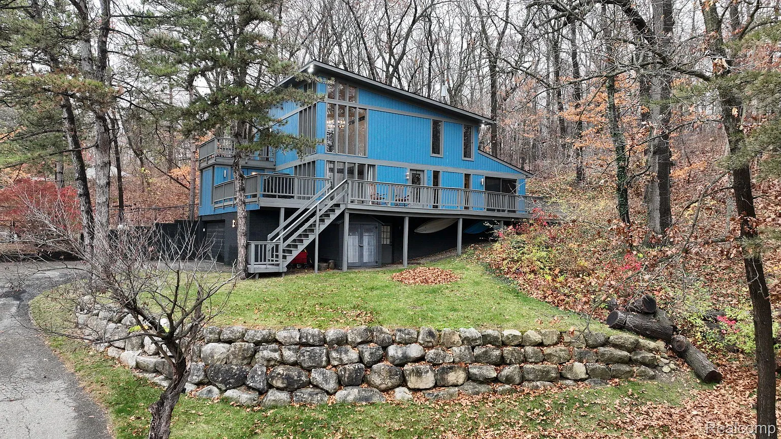 3065 S Ortonville Rd photo 1
