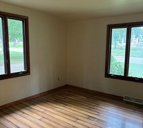 5th image of 755 W Jackson St