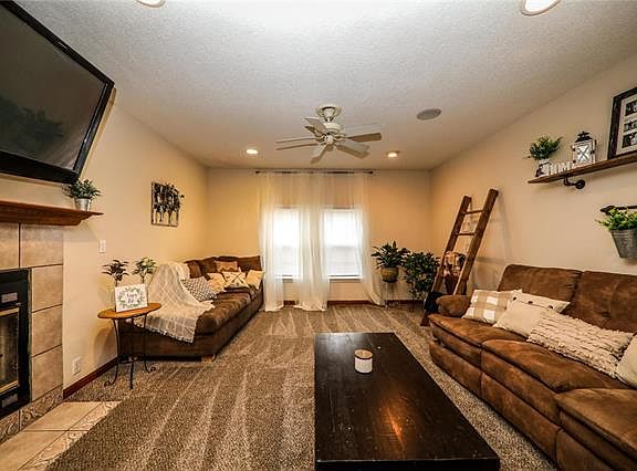 3rd image of 452 Tamarach Dr