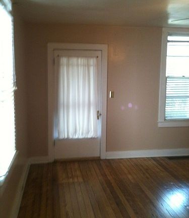 3rd image of 927 Mulberry St