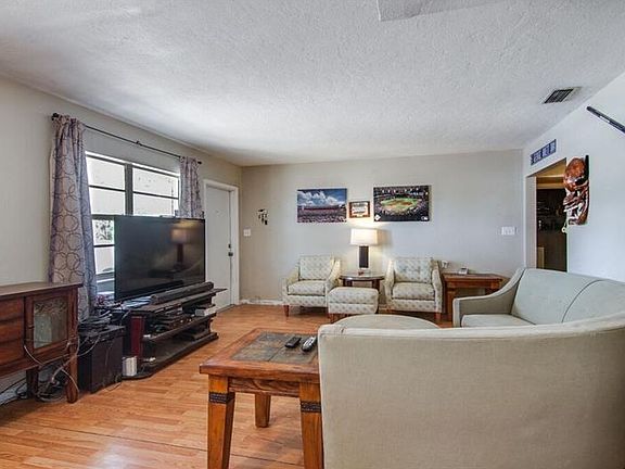 5th image of 220 W Seneca Ave