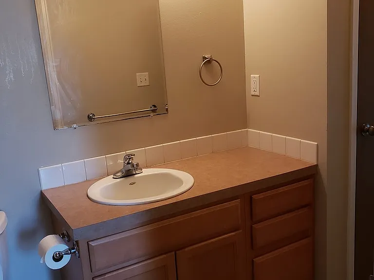 922 E 24th Street Ln — Photo 5