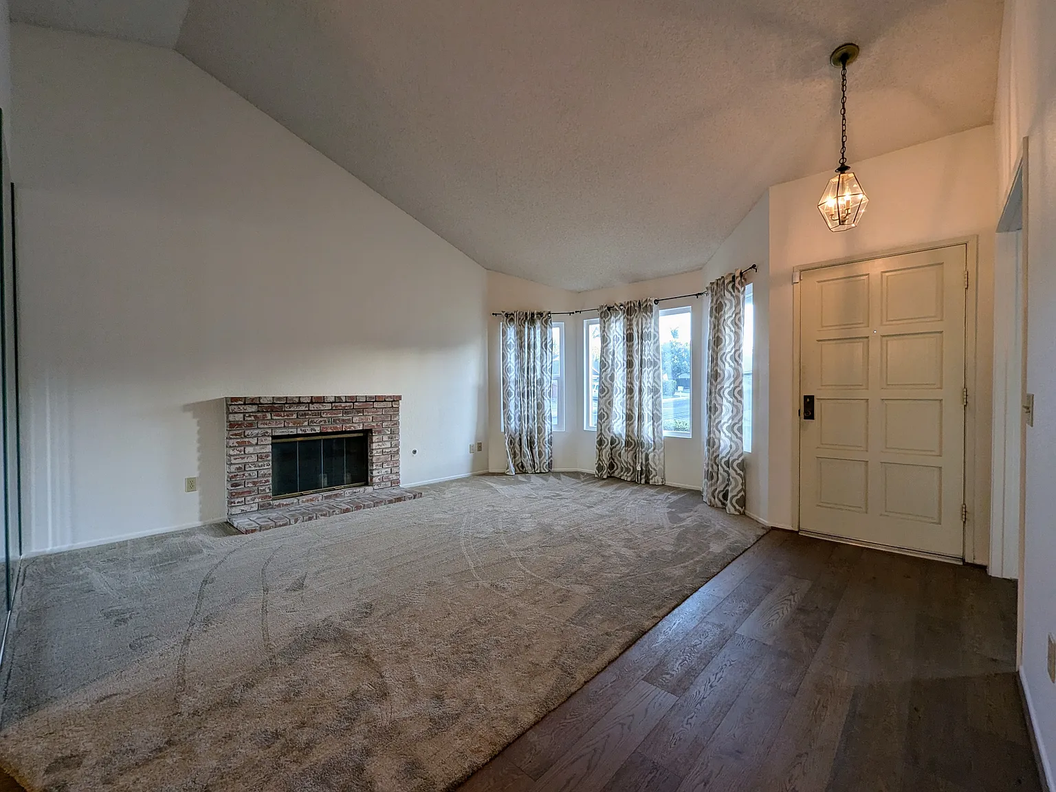 3 bed, 1118 sqft, $3,700 — Photo 3