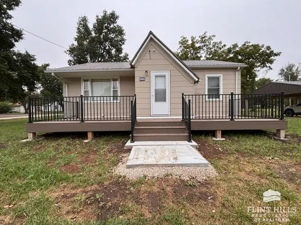 322 S Main St, White City, KS 66872