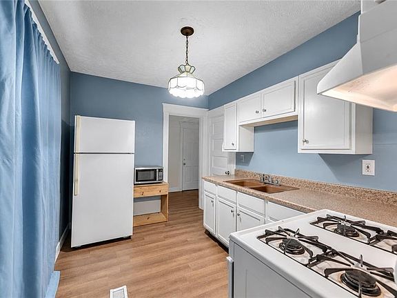 4th image of 3944 Brooklyn Ave