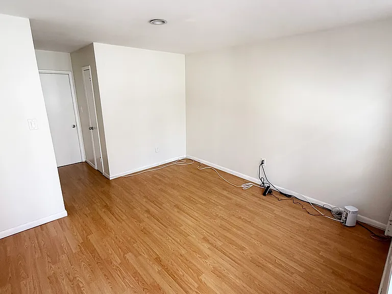 Back bedroom, opposite view