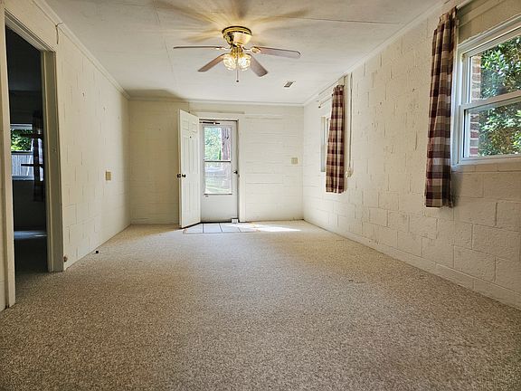 3rd image of 1029 Locust Ave