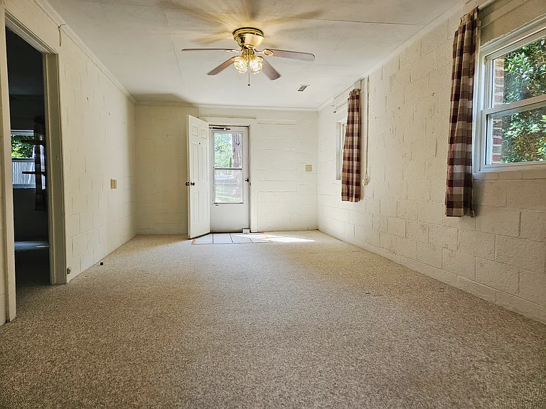 1029 Locust Ave — Photo 3