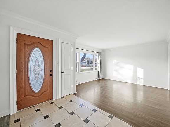 2nd image of 1918 Parklane Ave