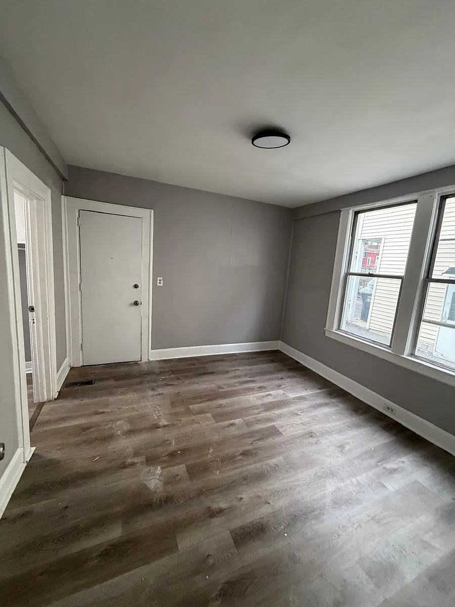 Building Photo - 106 Summer Ave #1