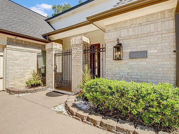 3rd image of 7310 Blenheim Palace Ln