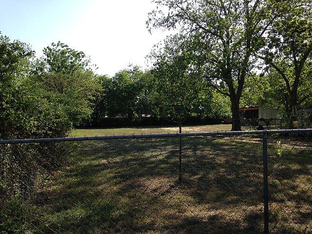 1st image of 207 E Hackberry St
