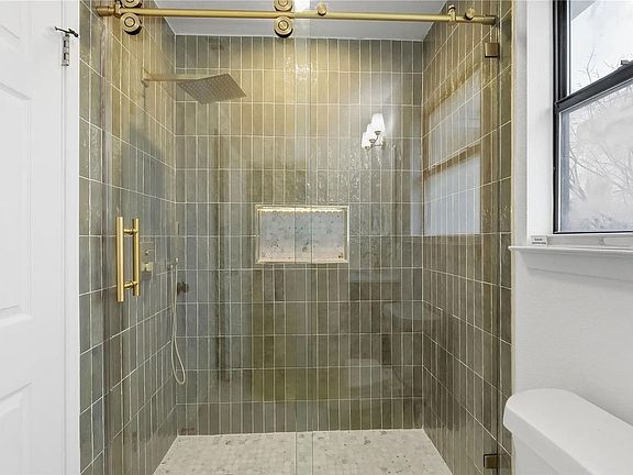 3rd image of 2622 Gwendolyn Ln
