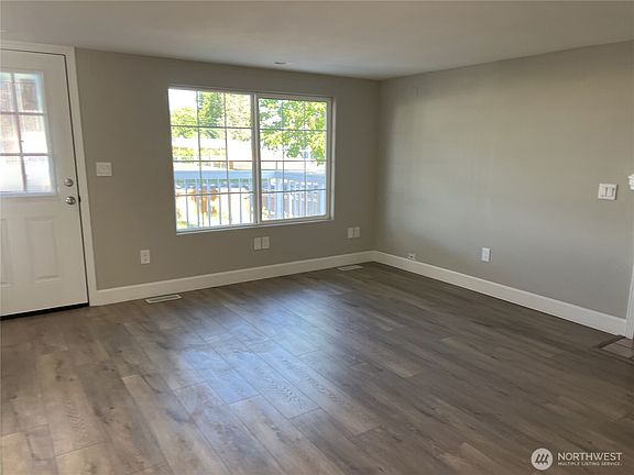 4th image of 1032 Wright Avenue