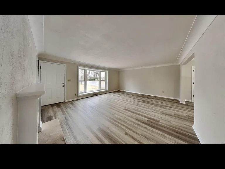 205 Cameron Dr — Photo 2