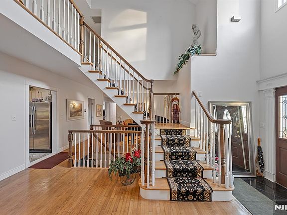 3rd image of 302 Howland Ave