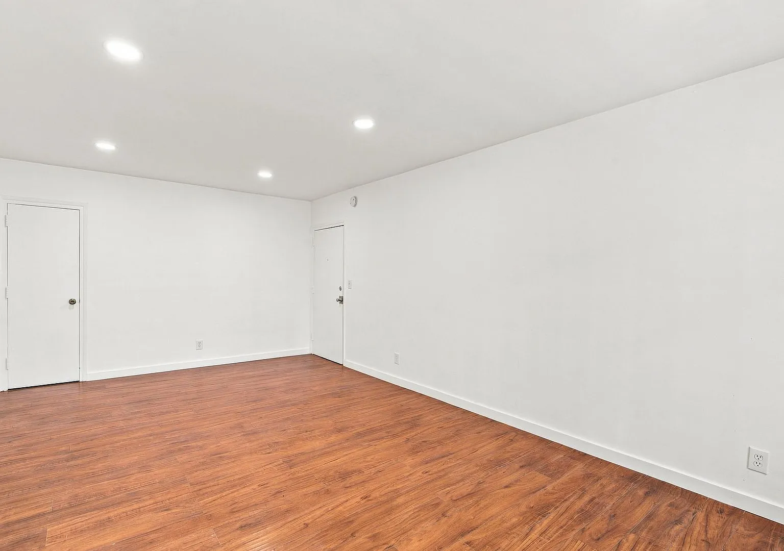 956 Elden Ave — Photo 2