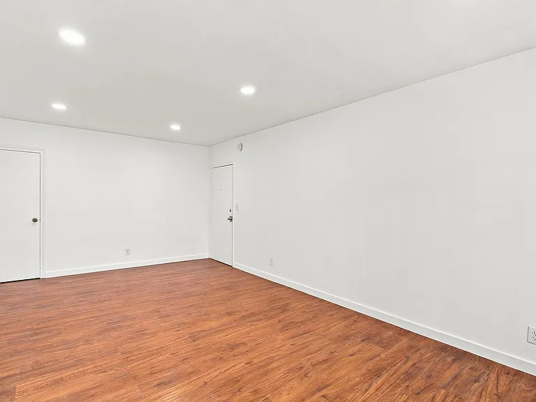 956 Elden Ave — Photo 2
