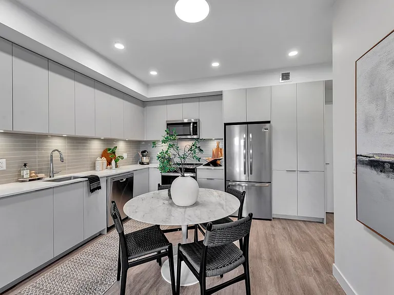 2515 Hackett Cres — Photo 8