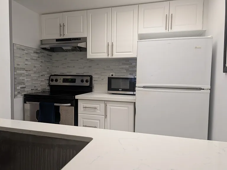 705 King St W — Photo 2