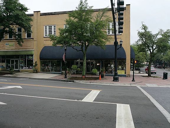 3rd image of 107 W Warren St