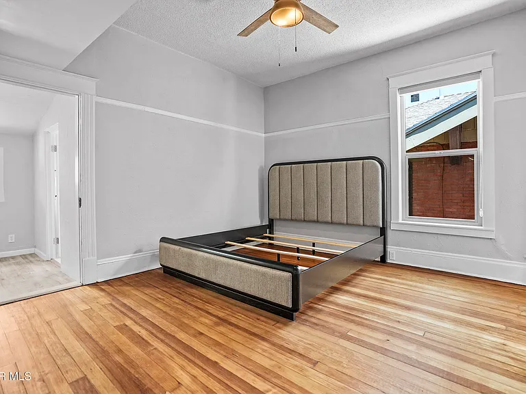 305 E River Ave — Photo 10
