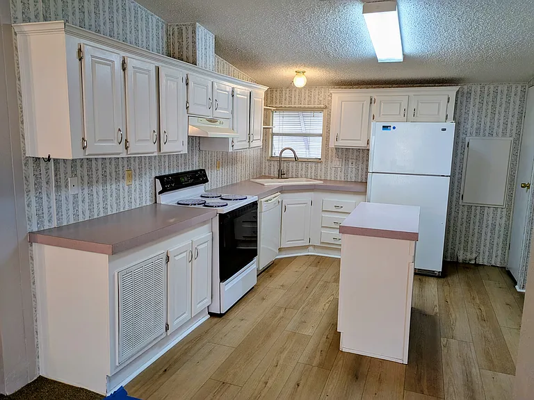 32330 Oak Park Dr — Photo 1