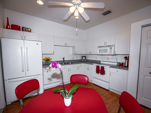 5th image of 371 Hawthorne Ln