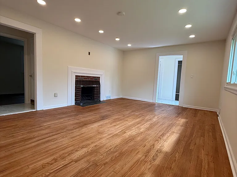 319 Barrington Rd — Photo 17