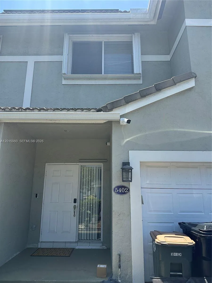 Building Photo - 5402 Pointe Villa Dr #B