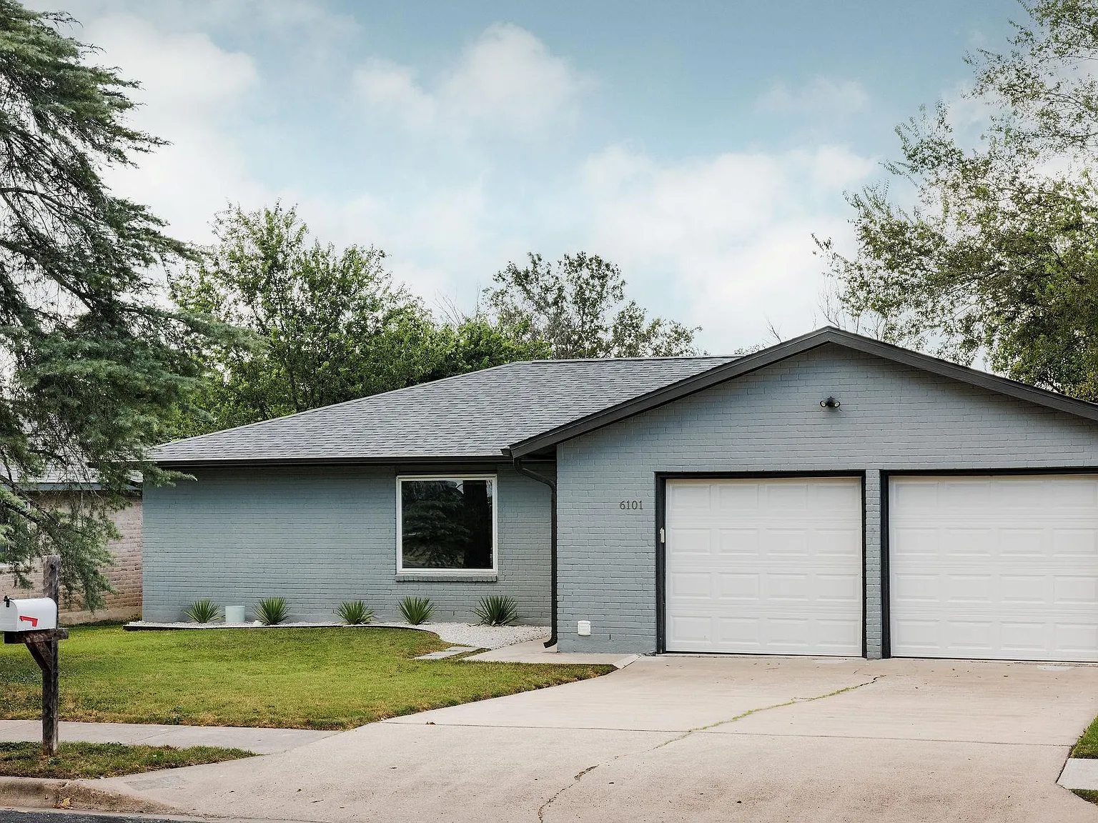 3 bed, 2.0 bath, 1374 sqft, $3,400 — Photo 2