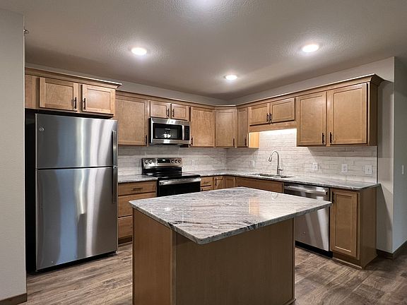 3rd image of 4811 Woodland Park Dr