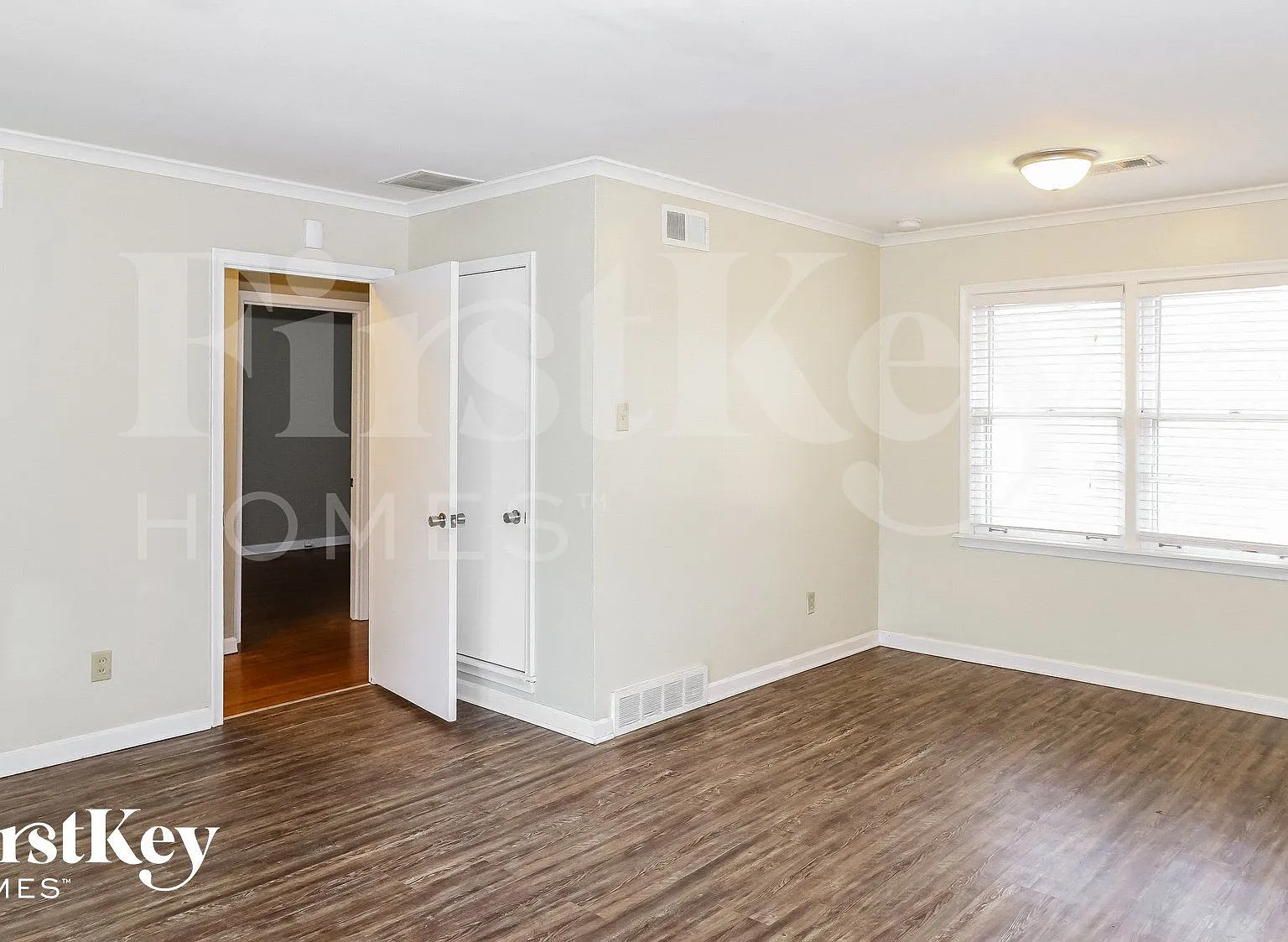 3 bed, 1.5 bath, 1060 sqft, $1,700 — Photo 2