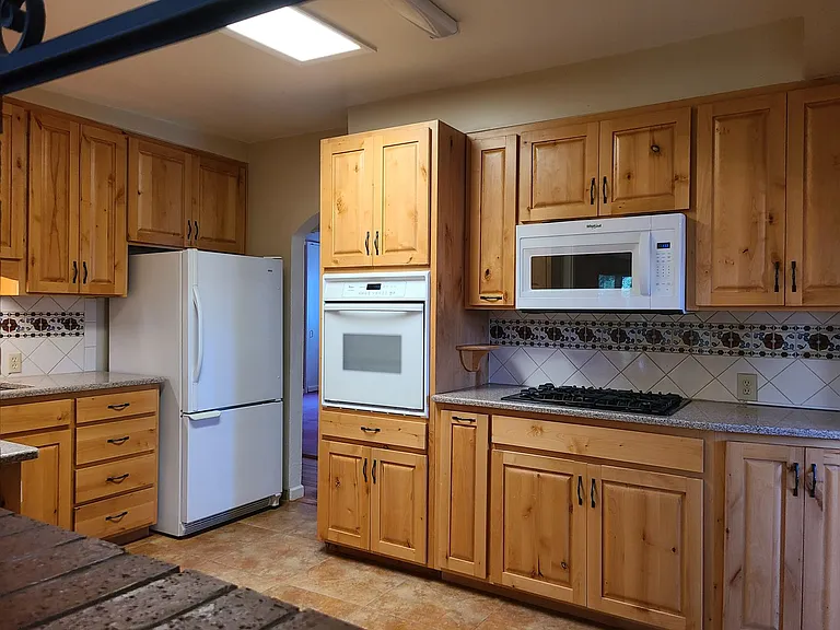 1037 Indiana St SE — Photo 3