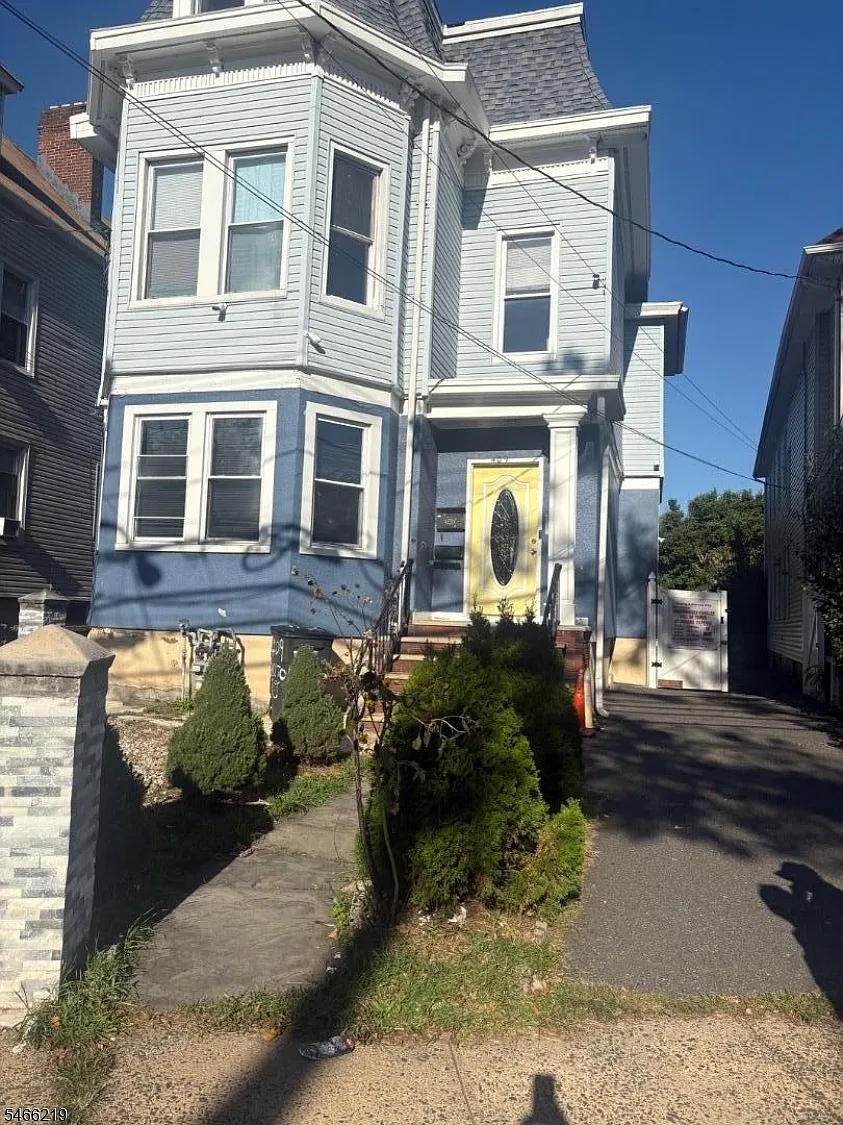 3 bed, 1.0 bath, $2,750 — Photo 1