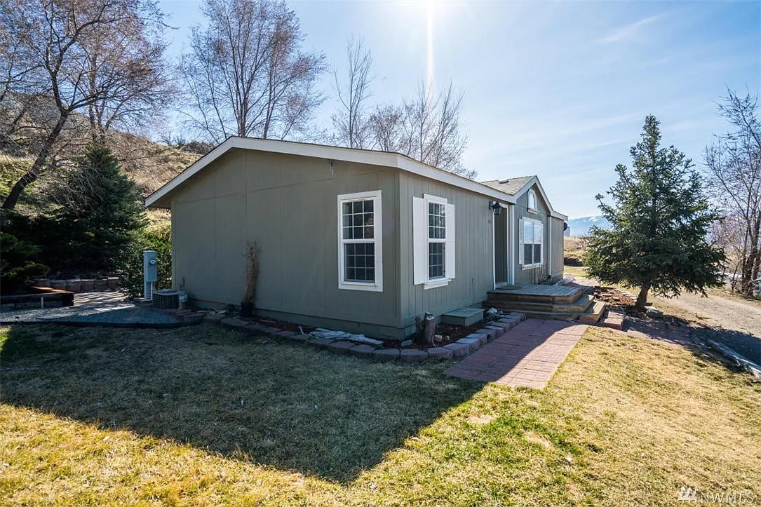 4017 40th Cir NE photo 1