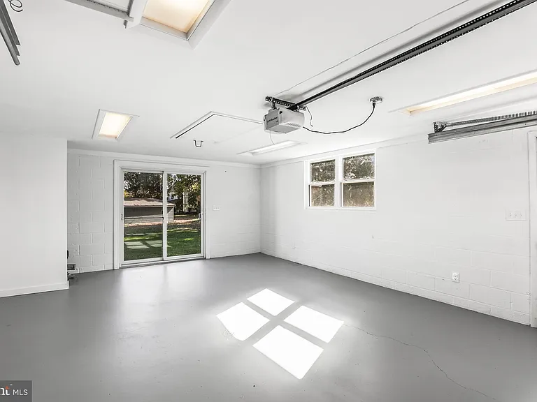 313 Windsor Ct — Photo 45