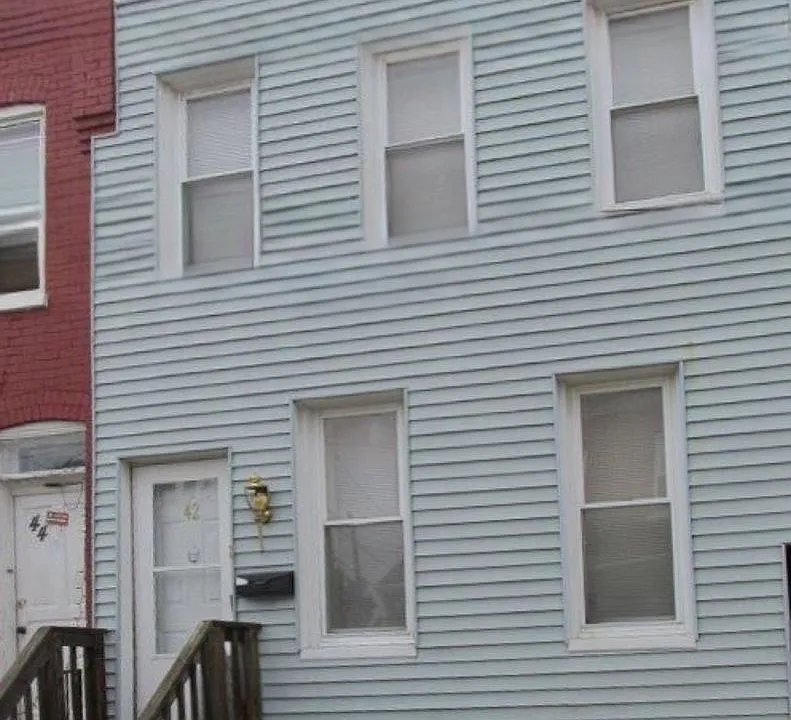 42 Laurel St