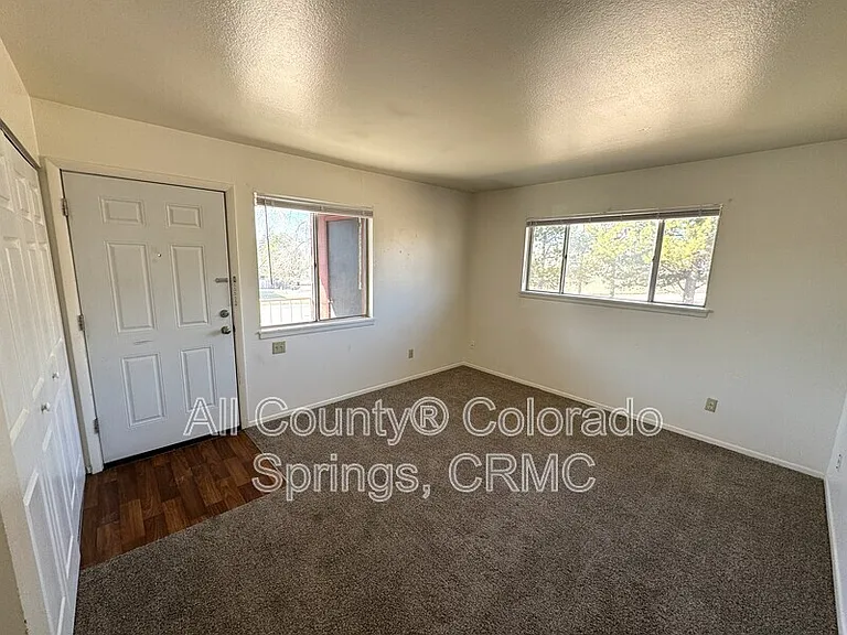 1105 Cree Dr #4 — Photo 2