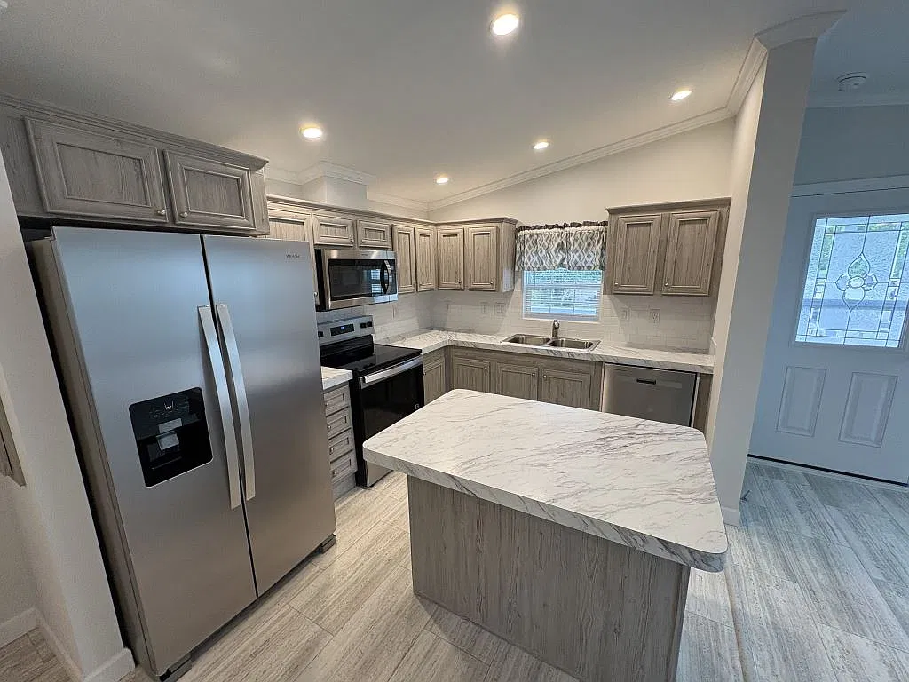 2 bed, 2.0 bath, 990 sqft, $1,333 — Photo 2