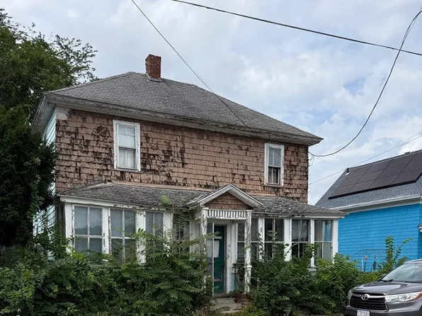 93 Emmett St, Lawrence, MA 01843