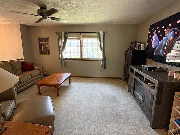 4th image of 404 Evergreen Ct