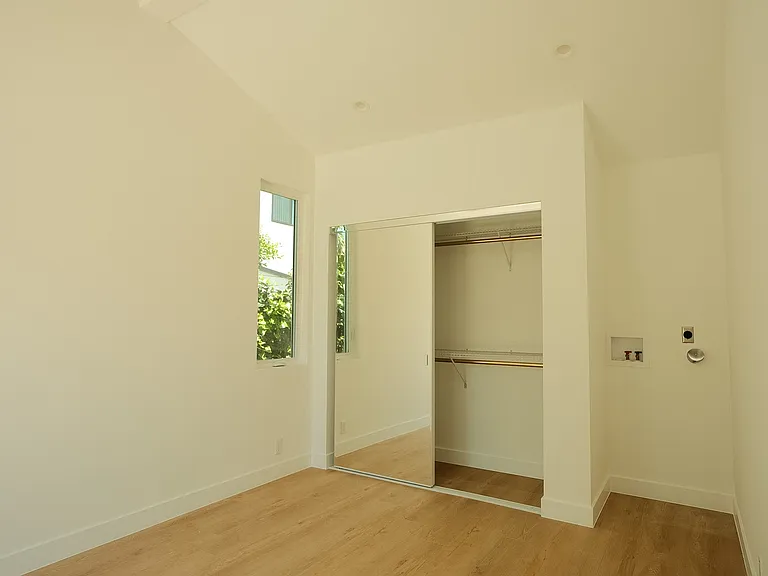 4313 1/2 Kenwood Ave — Photo 16