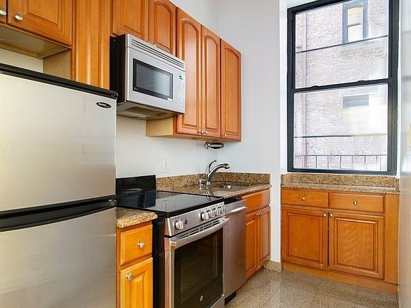 3rd image of 175 W 72nd St APT 3E1