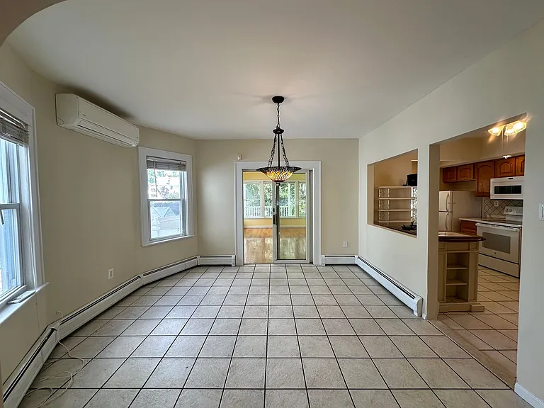 321 Hemlock St — Photo 3