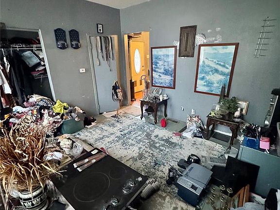 3rd image of 9511 Gentry Ave