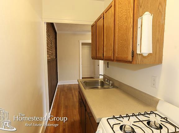 5th image of 953 W Cornelia Ave #Oneb